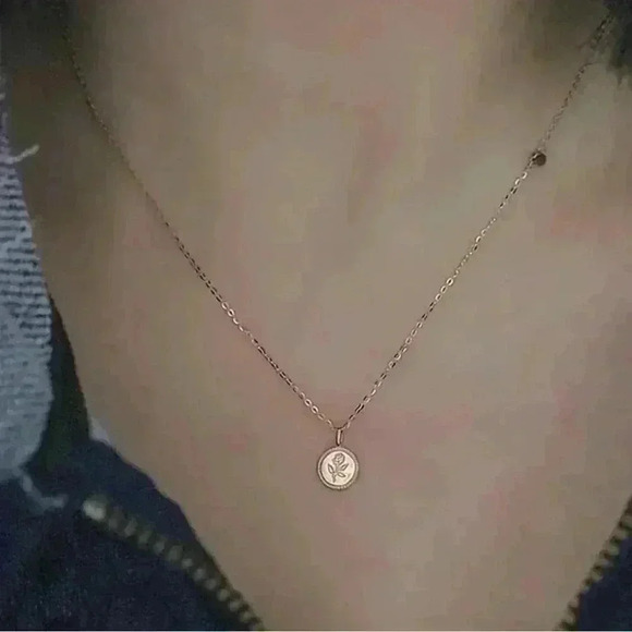 Dainty Elegant Rose Floral Round Pendant Necklace - Picture 4 of 8